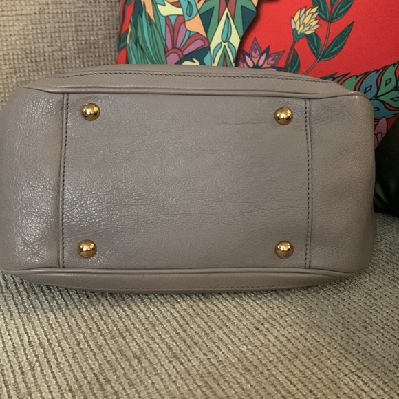 SALVATORE FERRAGAMO bag, genuine leather in 2-tone beige. Gold tone chains. - Picture 7 of 17